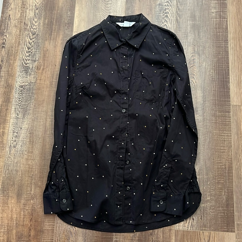 Women’s old navy button up shirt size small.